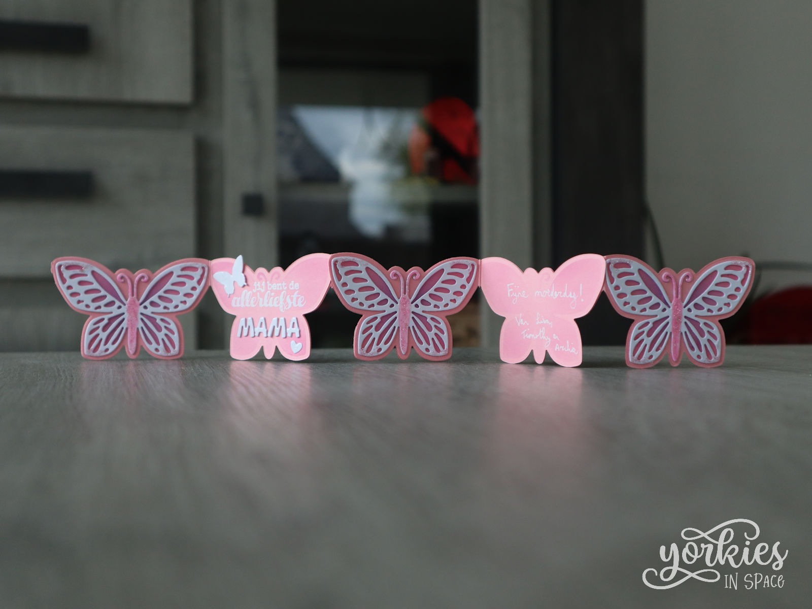 Een slinger van vlinders als moederdagkaartje