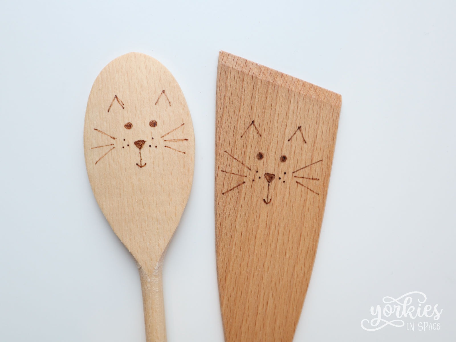 Keukenutensils in kattenthema – simpel pyrografie cadeautje